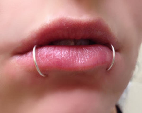 piercing no lábio duplo (51) 
