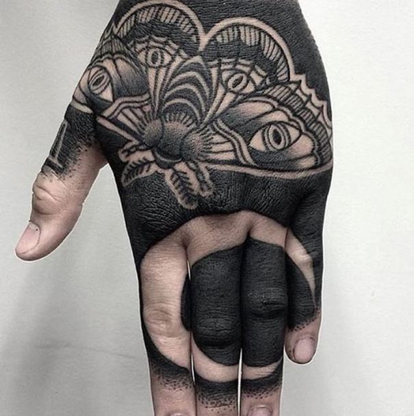 tatuagem de blackwork na mão 