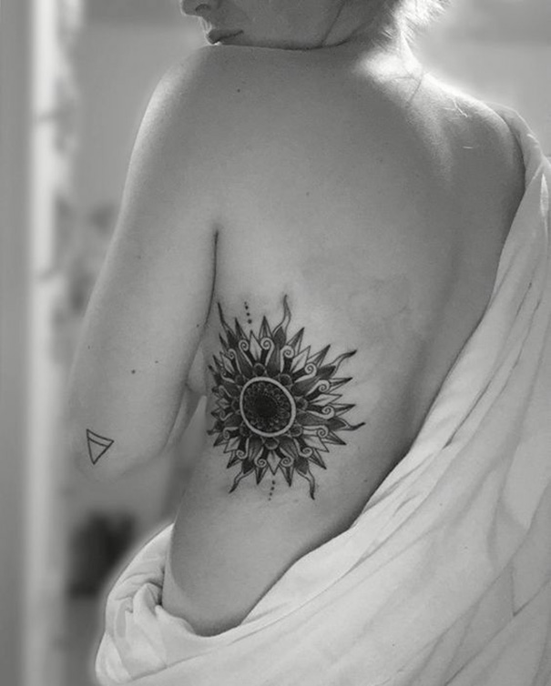 tatuagem de sol na costela 