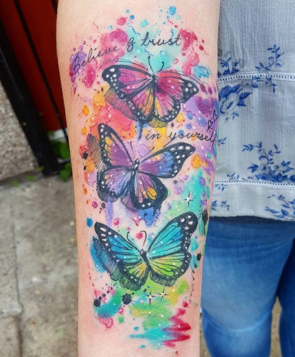 Desenho de tatuagem de borboleta três aquarela no antebraço 