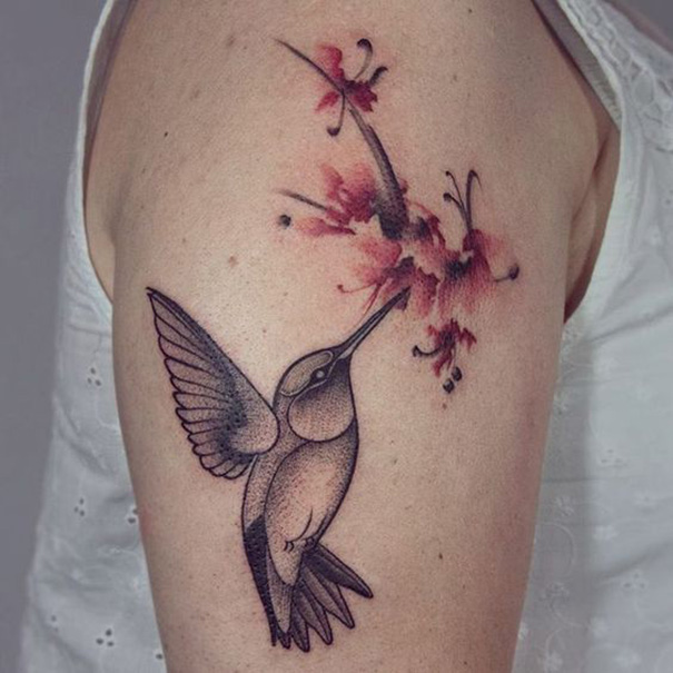 tatuagem de beija-flor no ombro 