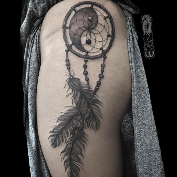 Apanhador de sonhos com desenho de tatuagem de Yin Yang no quadril 