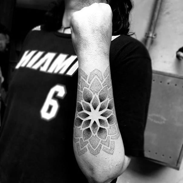 flor de tinta preta de tatuagem de vida 
