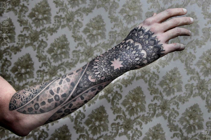 mão de antebraço tatuada criativa 