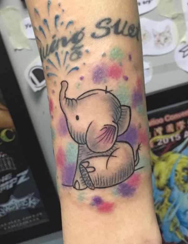 Tatuagem de elefante bebê no braço 