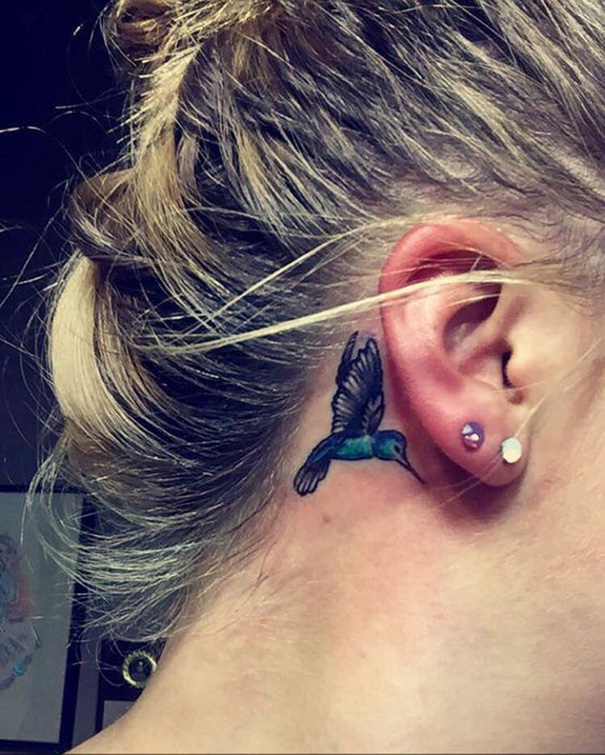 tatuagem de beija-flor atrás da orelha 