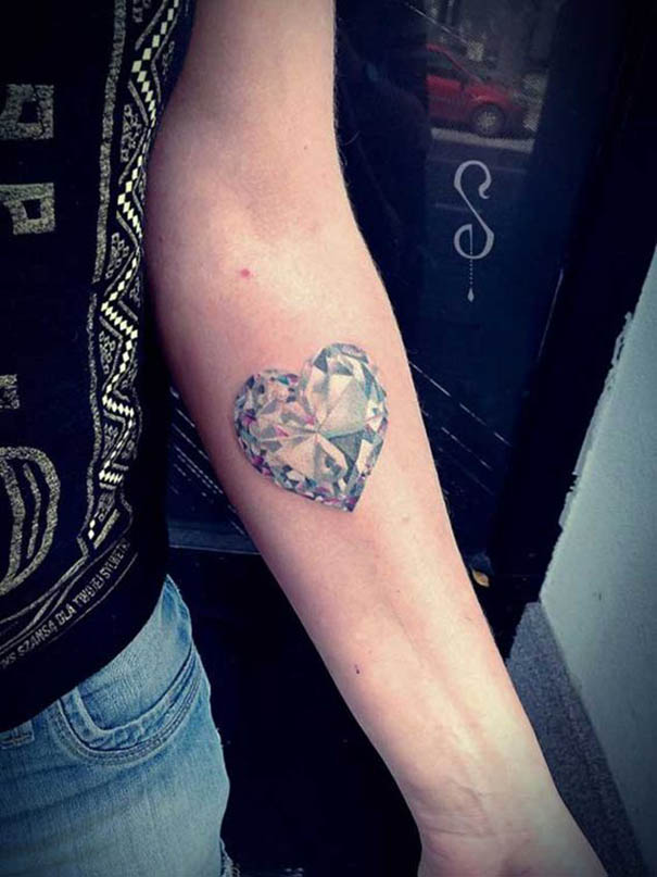 tatuagem de diamante no braço 