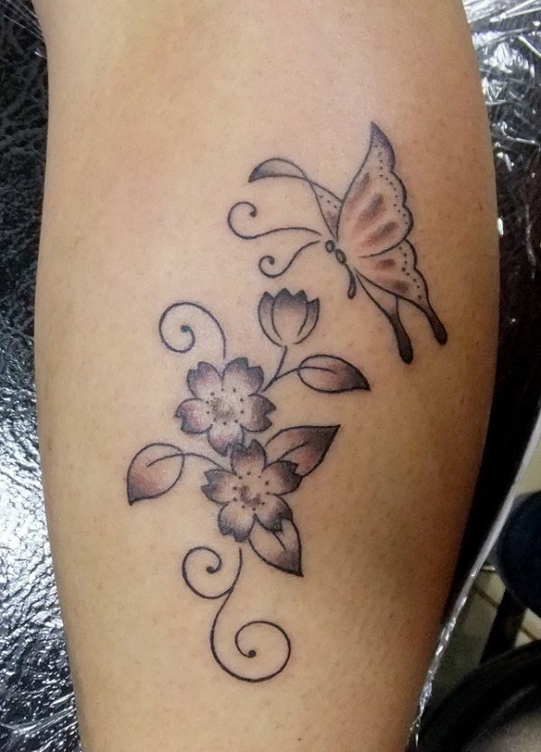 Uma tatuagem simples com flores silvestres e borboleta 