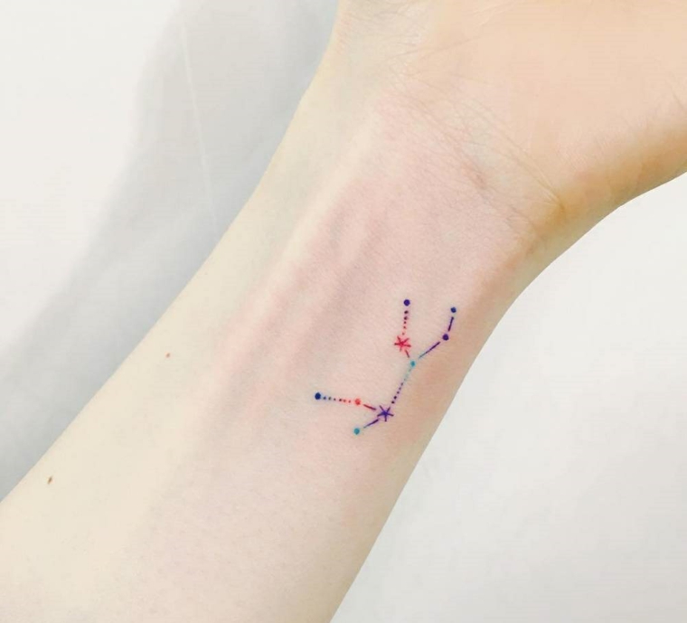 tatuagens-mulher-delicada-constelação-design 