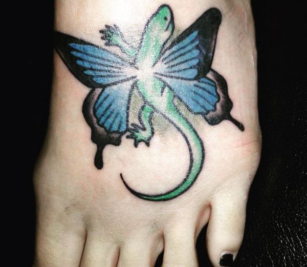 Lagartos e borboleta tatuagem idéia no pé 