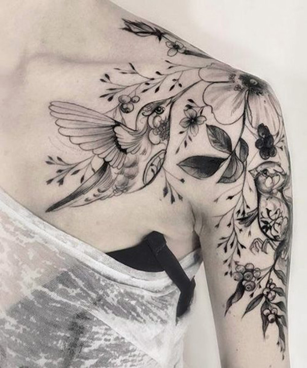 tatuagem de beija-flor no ombro 