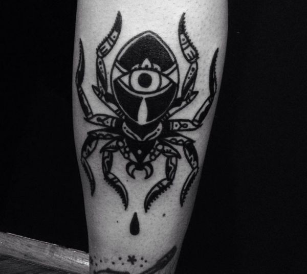 Aranha com design de olho na perna