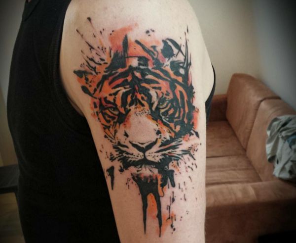 Design de cabeça de tigre aquarela no braço 