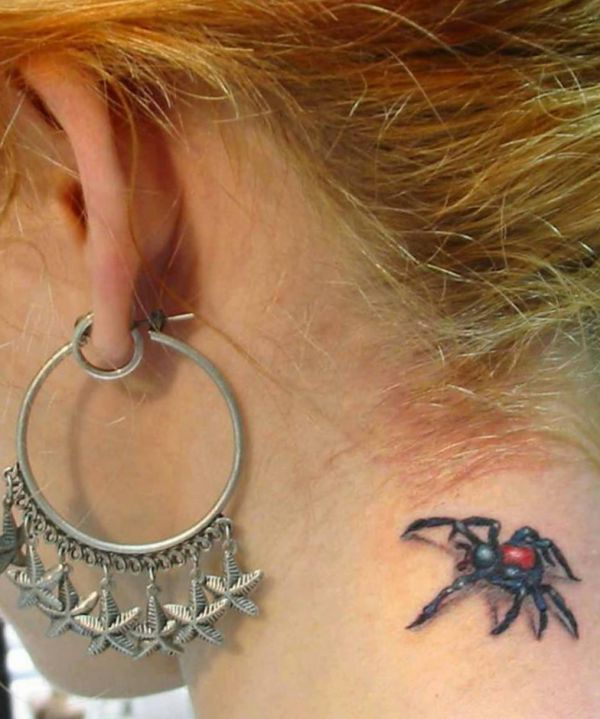 Design de pequena aranha ao redor do pescoço