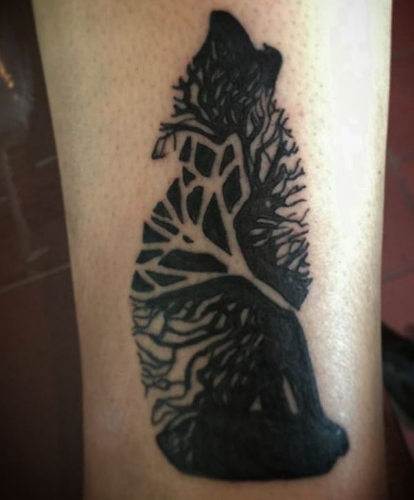 Tatuagem de lobo abstrata na perna 