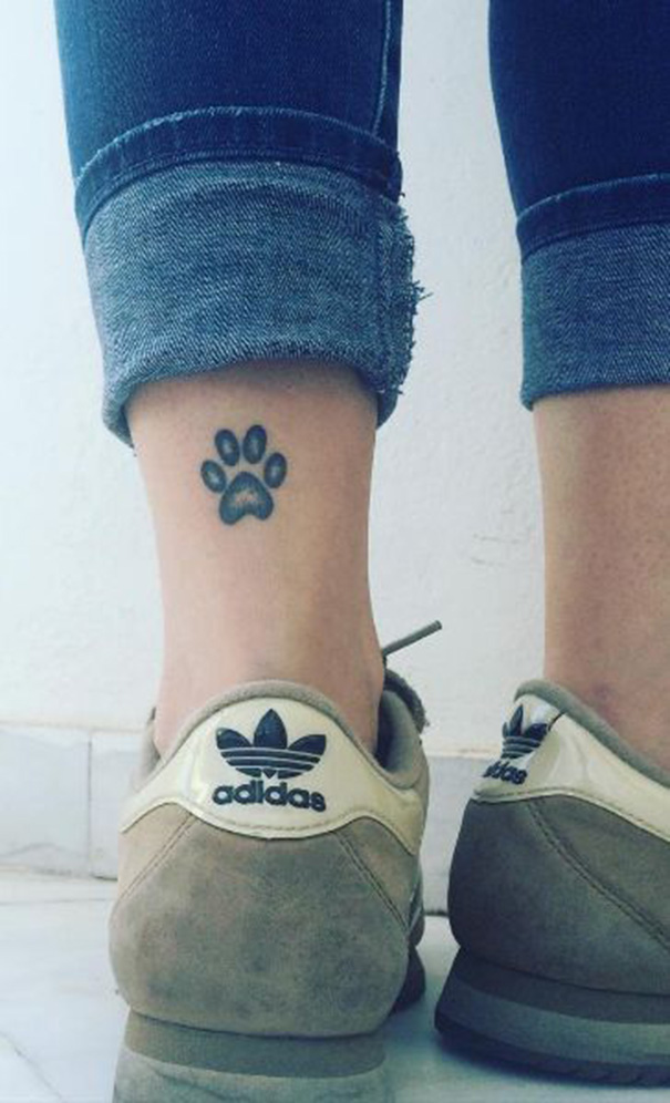 tatuagem de cachorro a pé 