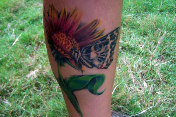 tatuagem de borboleta com flores 28 