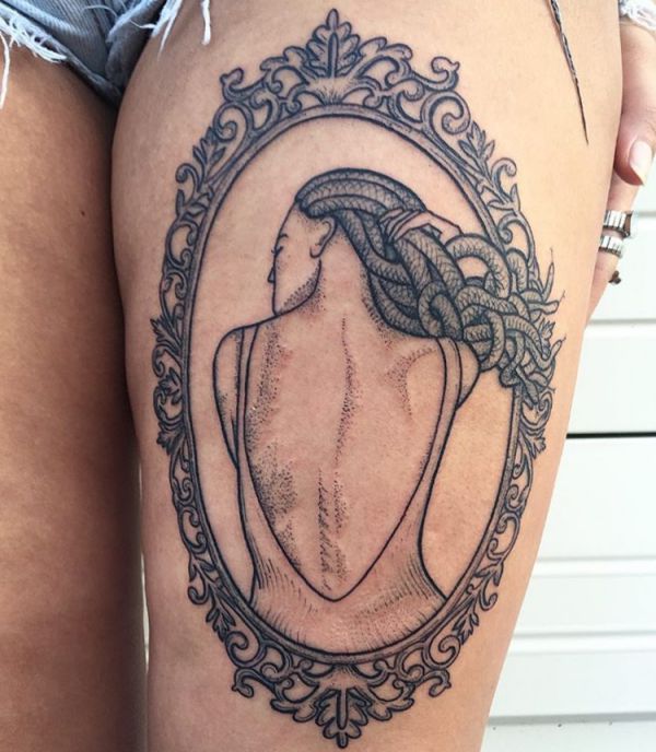 Quadro Medusa tatuagem desenho na coxa 