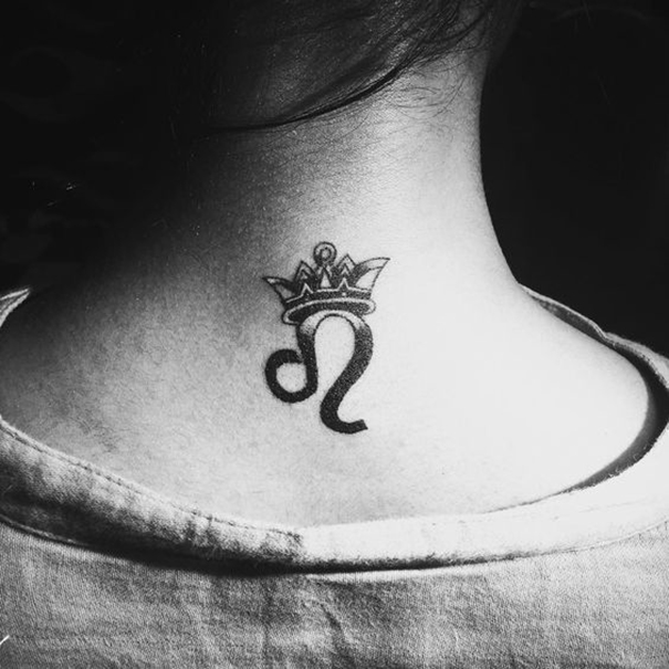 tatuagem de leo zodiac no pescoço 