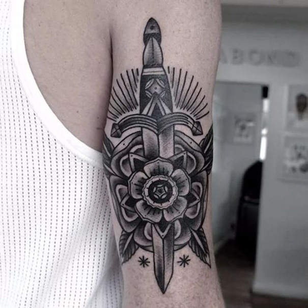 tatuagem de espada dotwork no braço 