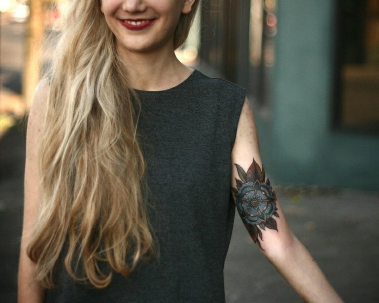 tatuagens com mulher de braço de flores 