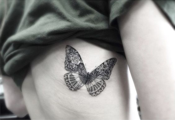 linda borboleta tatuagem na costela 