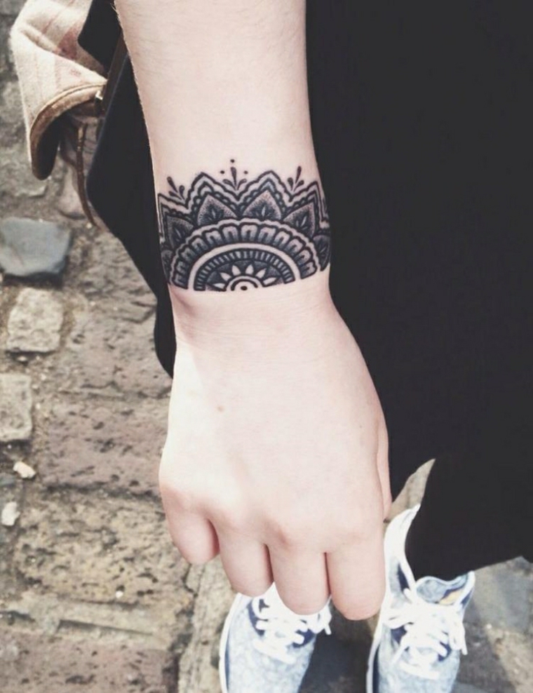 tatuagens com pulseira de flores 