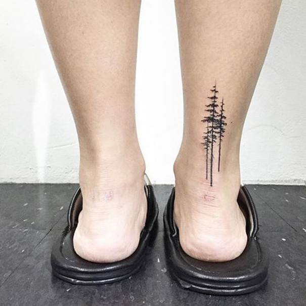tatuagem de árvore a pé 