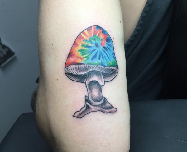 Tatuagem de cogumelo colorido no braço 