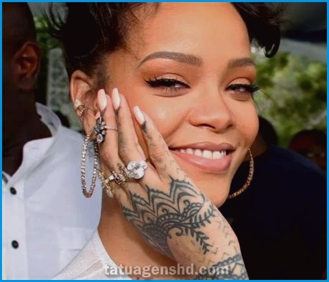 A influência das tatuagens de celebridades na sociedade moderna