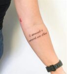 Tatuagem de Frases: Inspirações e Dicas para Escolher a Sua