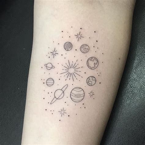 Tatuagens de planetas e estrelas: conexão com o universo