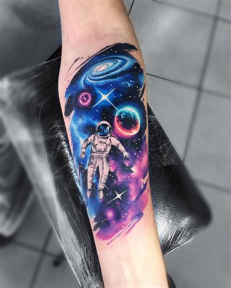Tatuagens de planetas e estrelas: conexão com o universo