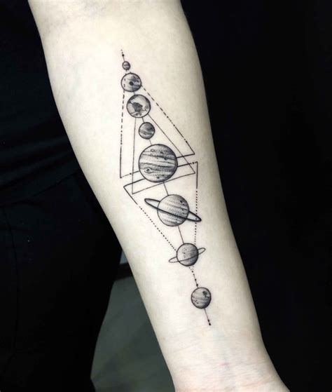 Tatuagens de planetas e estrelas: conexão com o universo