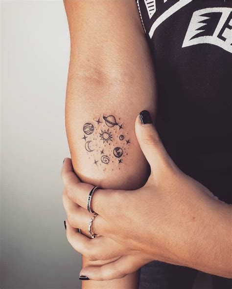Tatuagens de planetas e estrelas: conexão com o universo