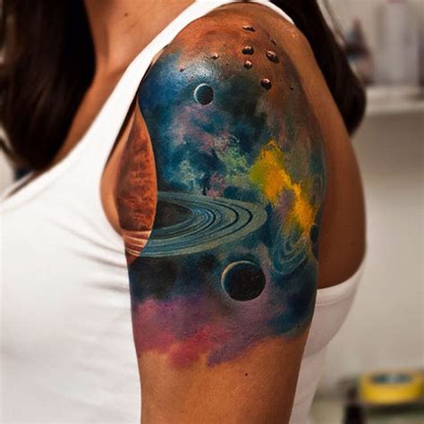 Tatuagens de planetas e estrelas: conexão com o universo