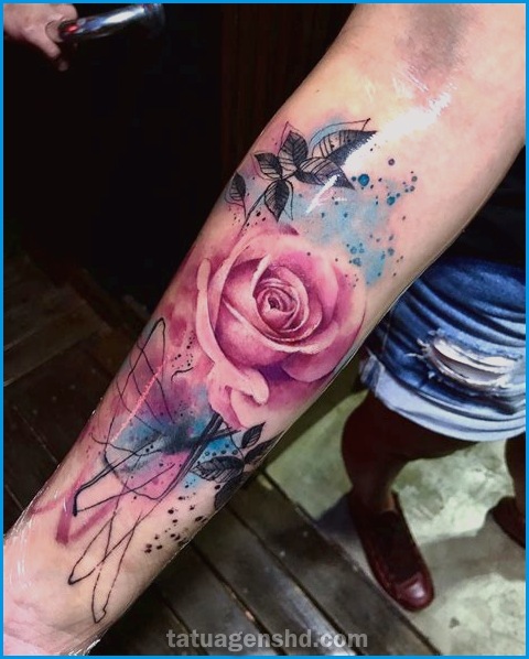 Tatuagens femininas coloridas: alegria e vivacidade