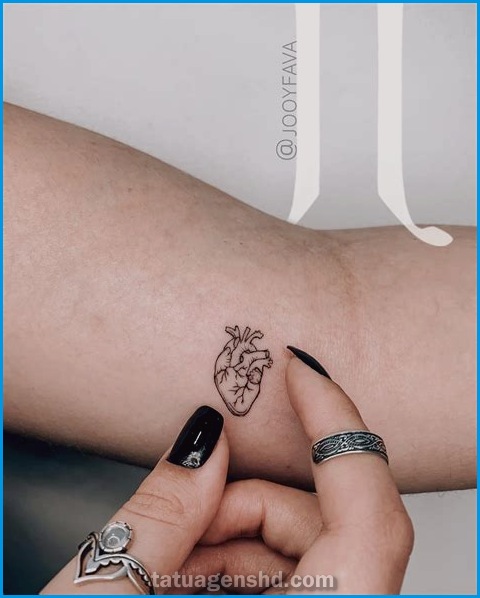 Tatuagens pequenas e coloridas: veja como apostar nessa tendência