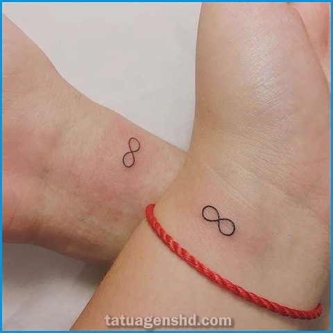 Tatuagens pequenas e coloridas: veja como apostar nessa tendência