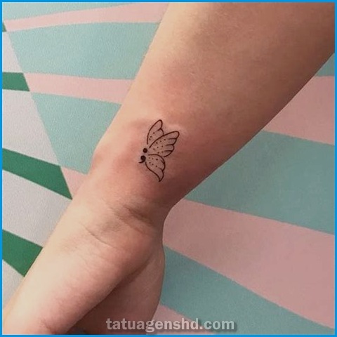 Tatuagens pequenas e coloridas: veja como apostar nessa tendência