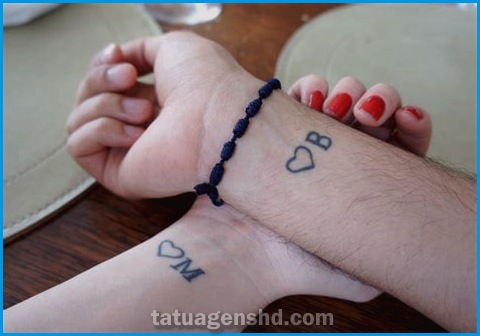 Tatuagens pequenas e coloridas: veja como apostar nessa tendência